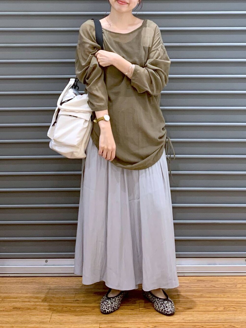 ホワイト系のショルダーバッグ、グレー系のその他パンツ、その他のバレエシューズを着用したレディースの秋コーディネートの2枚目の写真