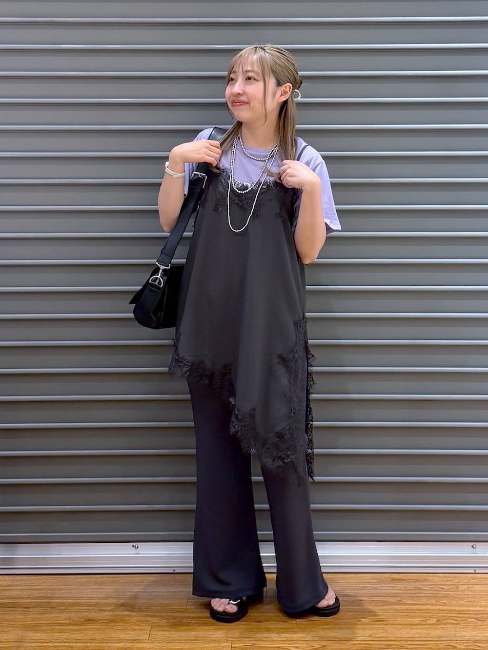 ブラック系のショルダーバッグ、ブラック系のサンダル、グレー系のその他パンツを着用したレディースの夏コーディネートの6枚目の写真