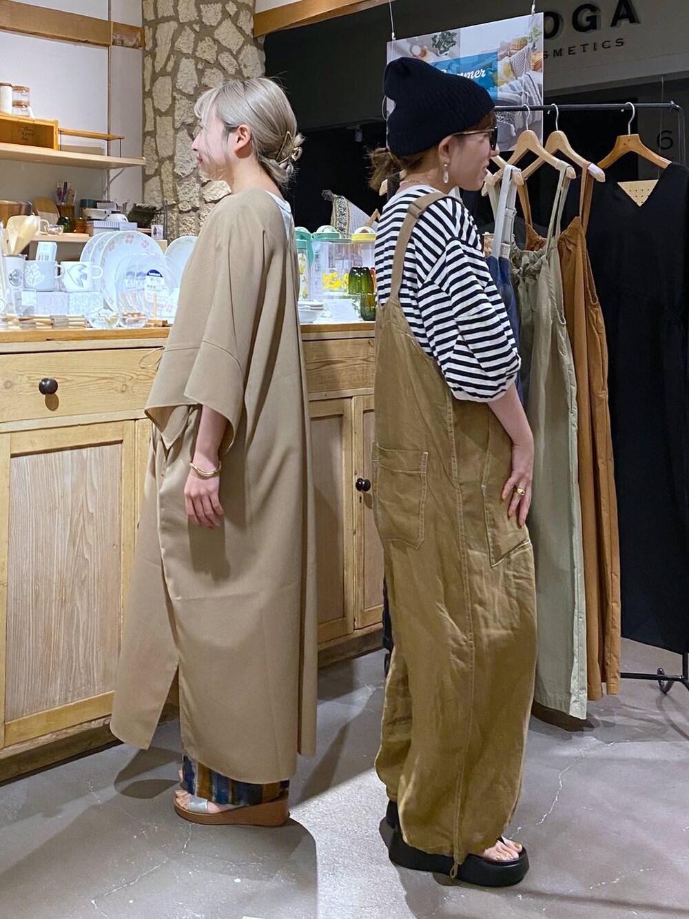 ブラック系のサンダル、ベージュ系のワンピース、ブルー系のその他パンツを着用したレディースの春コーディネートの3枚目の写真