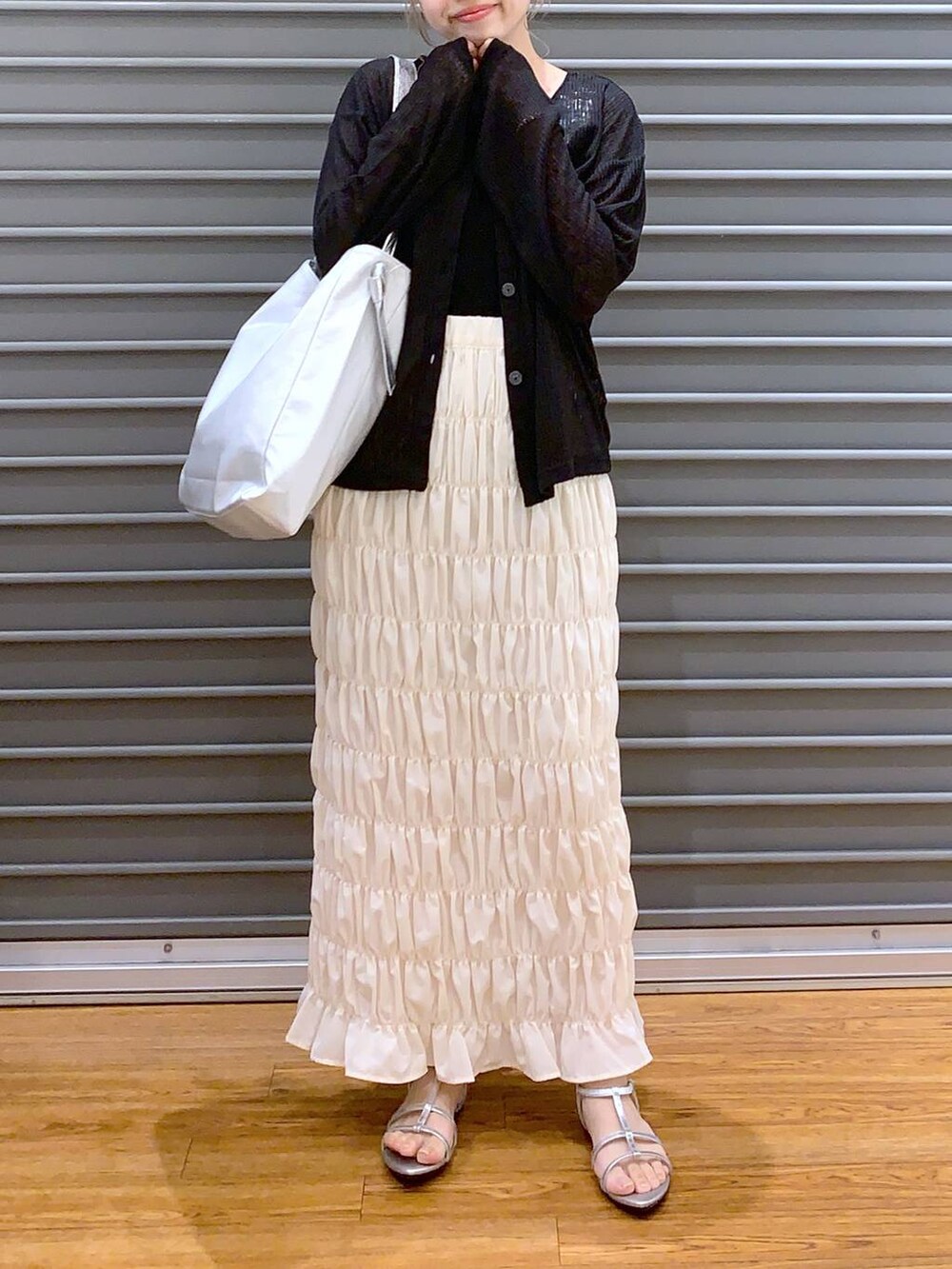 シルバー系のサンダル、ブラック系のカーディガン/ボレロ、グレー系のショルダーバッグを着用したレディースの夏コーディネートの4枚目の写真