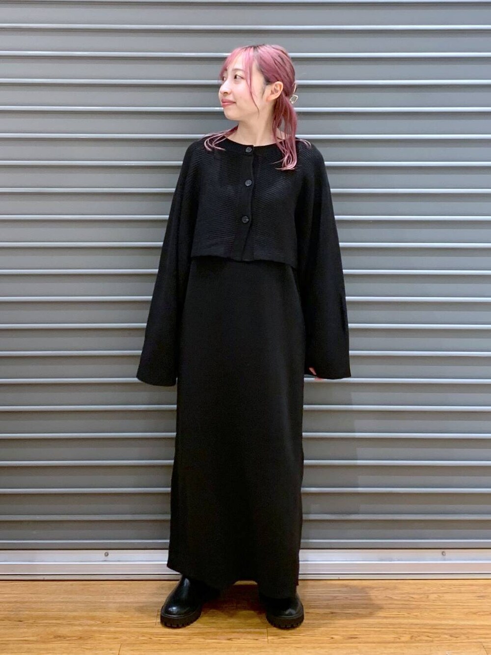 ベージュ系のダウンジャケット/コート、ブラック系のワンピース、ブラック系のブーツを着用したレディースの冬コーディネートの4枚目の写真