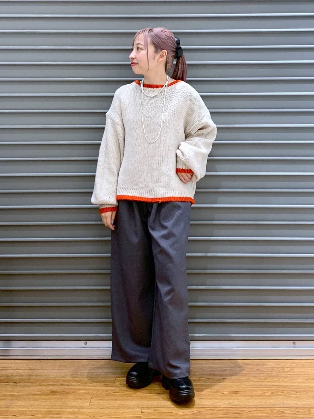 ブラック系のその他アウター、ブラック系のブーツ、ブラック系のショルダーバッグを着用したレディースの冬コーディネートの7枚目の写真