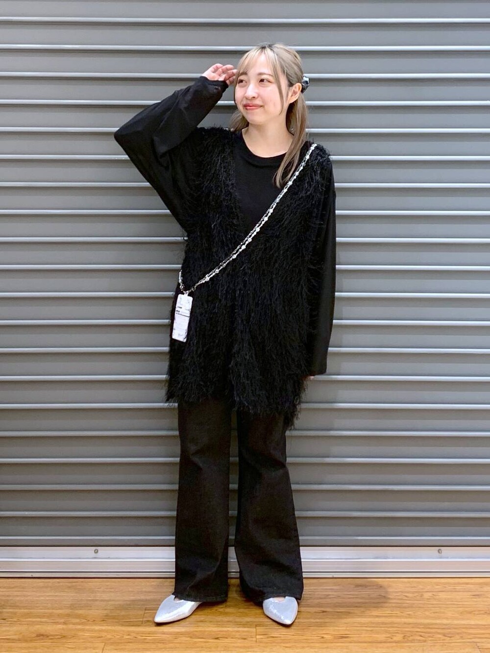 ブラック系のTシャツ/カットソー、ブラック系のデニムパンツ、シルバー系のパンプスを着用したレディースの春コーディネートの5枚目の写真