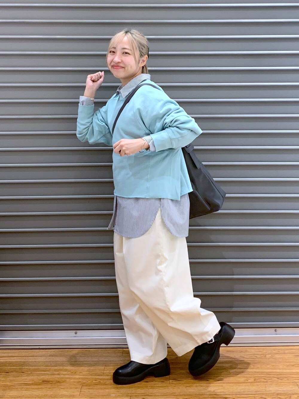 ブラック系のサンダル、ホワイト系のその他パンツ、グレー系のショルダーバッグを着用したレディースの秋コーディネートの5枚目の写真