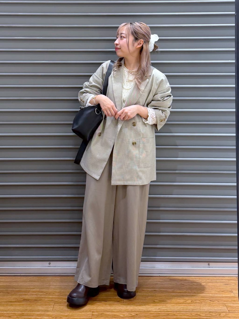 ブラック系のショルダーバッグ、ブラウン系のサンダル、グリーン系のその他パンツを着用したレディースの春コーディネートの5枚目の写真