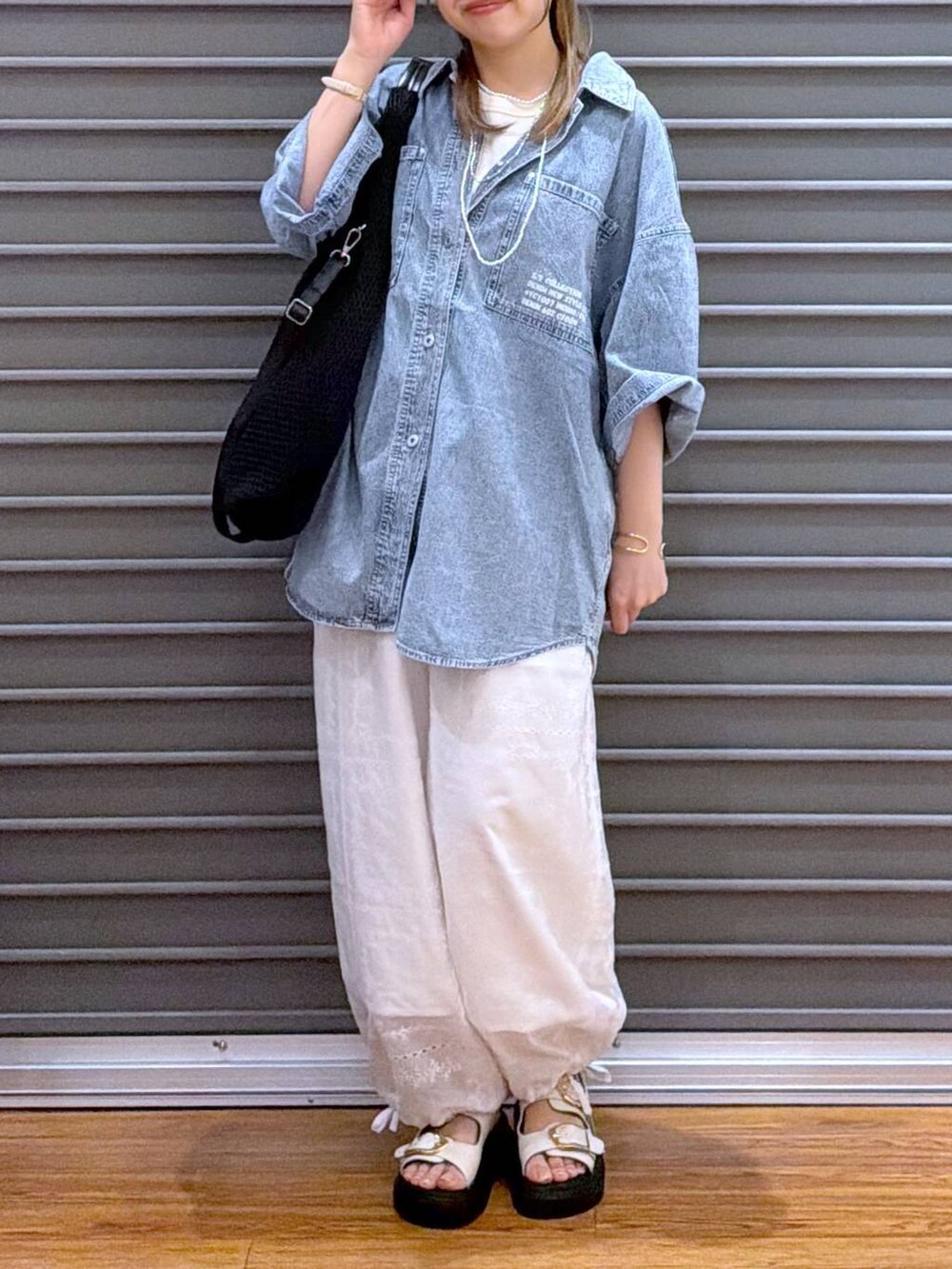 ホワイト系のその他パンツ、ホワイト系のサンダル、ホワイト系のタンクトップを着用したレディースの夏コーディネートの5枚目の写真