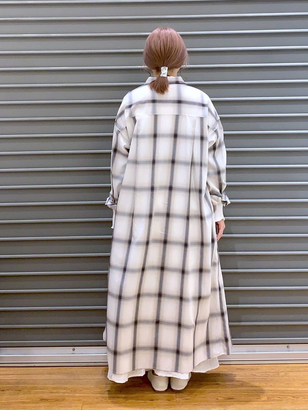 イエロー系のショルダーバッグ、ホワイト系のパンプス、ホワイト系のTシャツ/カットソーを着用したレディースの春コーディネートの2枚目の写真