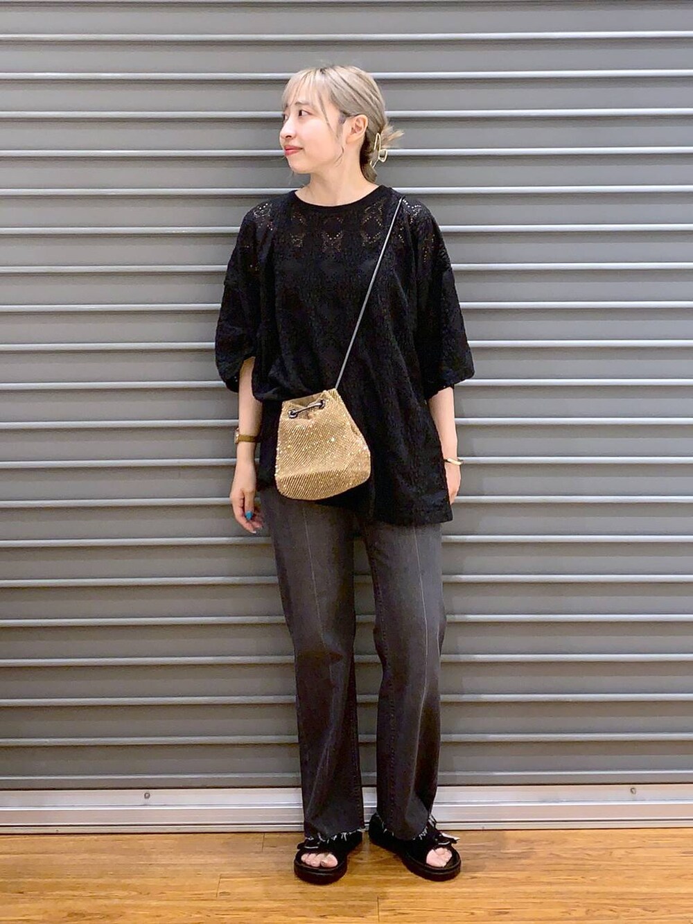 その他のショルダーバッグ、グレー系のデニムパンツ、ブラック系のサンダルを着用したレディースの夏コーディネートの5枚目の写真