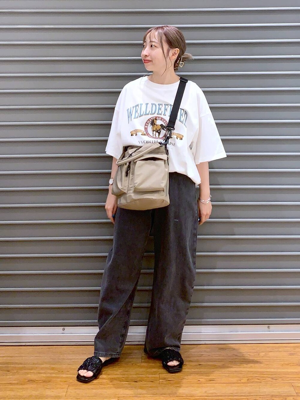 ホワイト系のTシャツ/カットソー、ブラック系のデニムパンツ、ベージュ系のショルダーバッグを着用したレディースの夏コーディネートの3枚目の写真