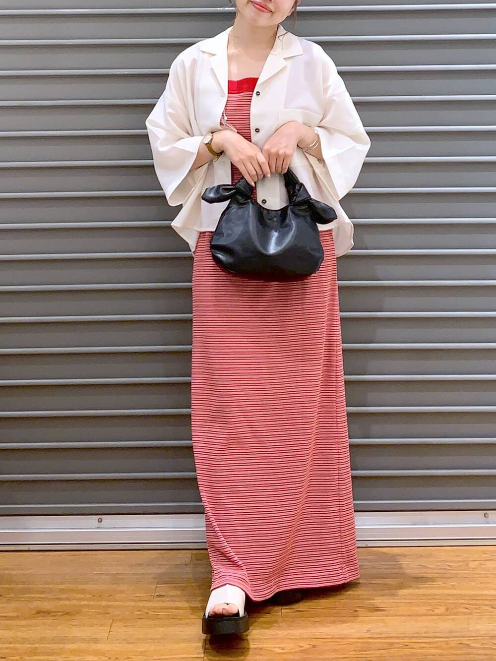 ホワイト系のシャツ/ブラウス、ブラック系のショルダーバッグ、レッド系のワンピースを着用したレディースの夏コーディネートの4枚目の写真