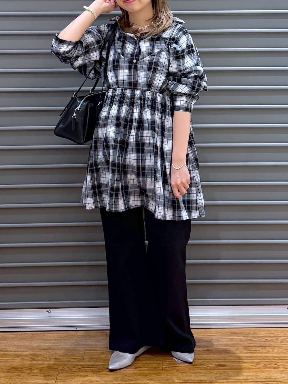 ブラック系のボストンバッグ、シルバー系のパンプス、ブラック系のスウェットパンツを着用したレディースの春コーディネートの6枚目の写真