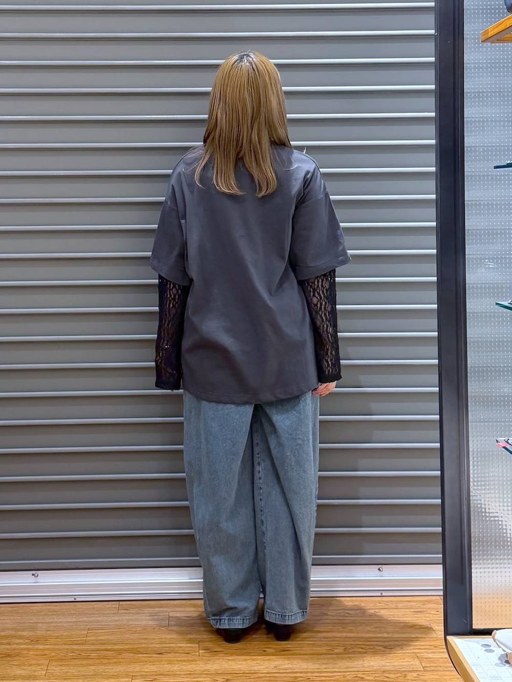 グレー系のTシャツ/カットソー、ブルー系のデニムパンツ、シルバー系のネックレスを着用したレディースの春コーディネートの2枚目の写真