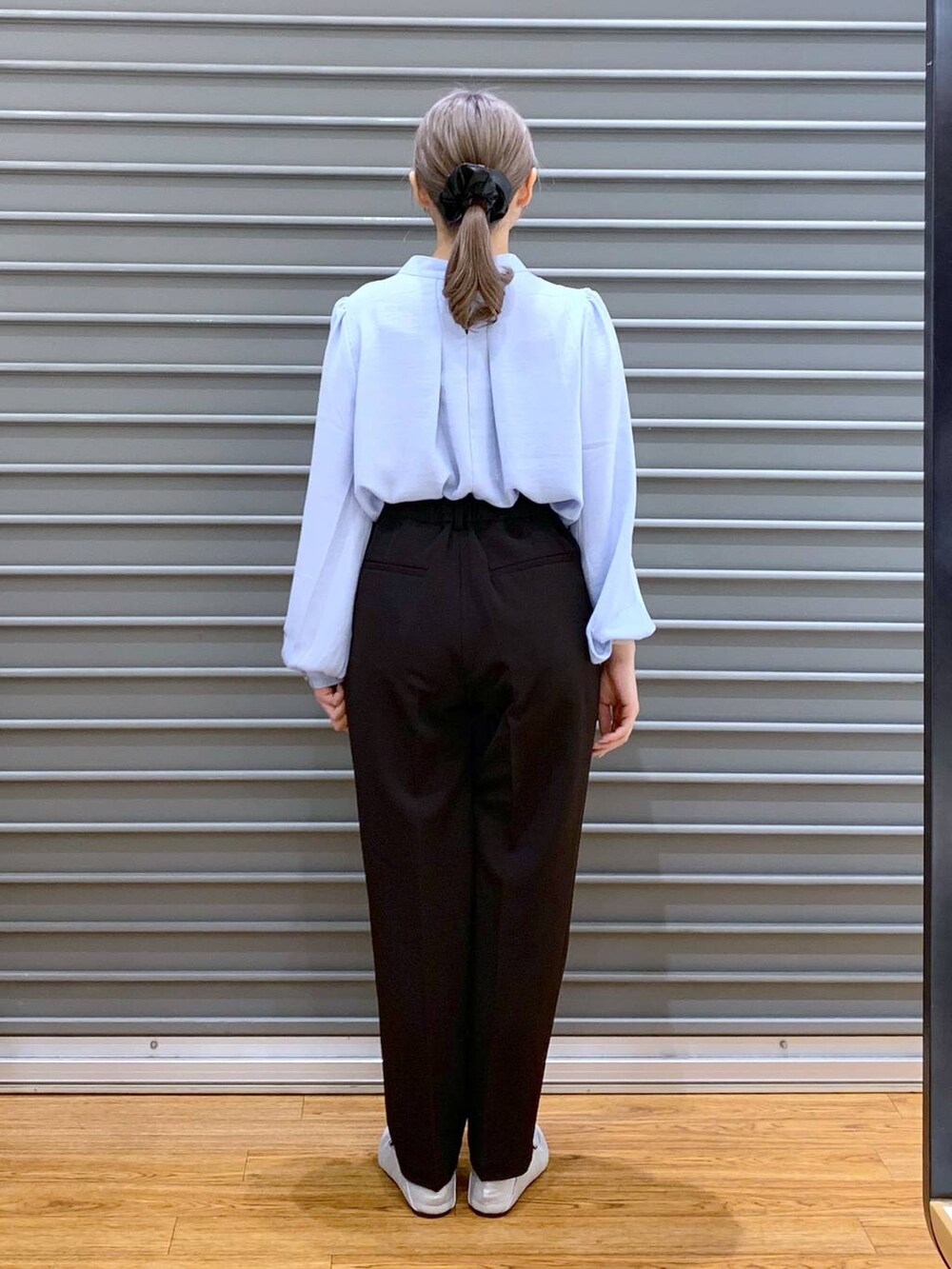 ブラック系のスーツパンツ、ブルー系のシャツ/ブラウス、ブラック系のスーツベストを着用したレディースの冬コーディネートの3枚目の写真