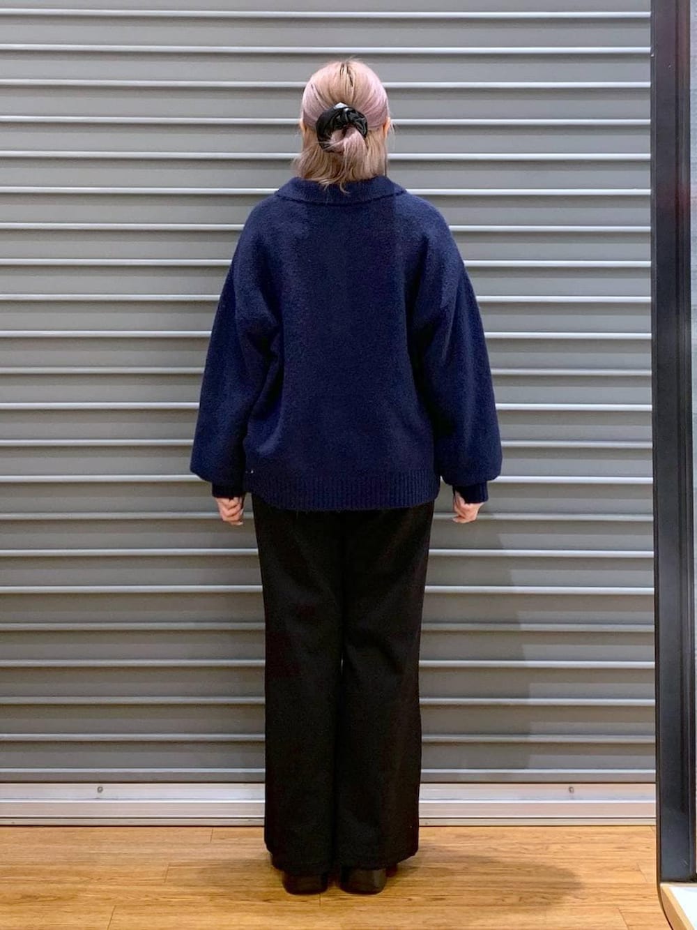 ブラック系のブーツ、ブラック系のショルダーバッグ、ブラック系のスウェットパンツを着用したレディースの冬コーディネートの2枚目の写真