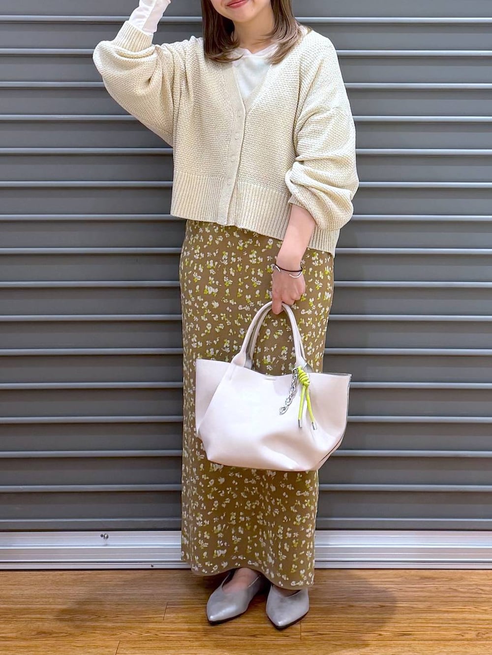 ホワイト系のTシャツ/カットソー、シルバー系のパンプス、ブラウン系のスカートを着用したレディースの春コーディネートの5枚目の写真