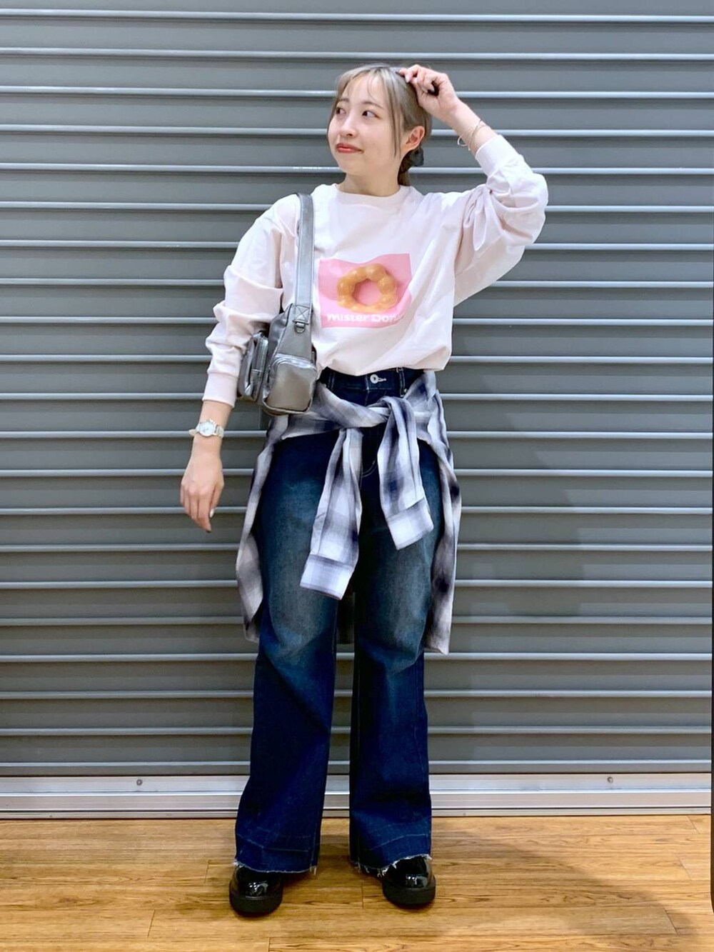 ブルー系のデニムパンツ、ブルー系のシャツ/ブラウス、その他のショルダーバッグを着用したレディースの冬コーディネートの5枚目の写真