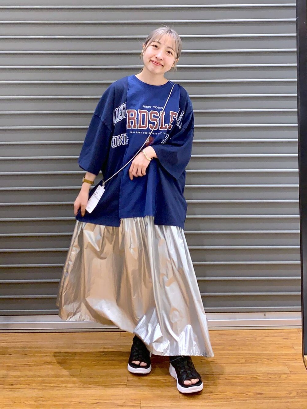 ブラック系のサンダル、シルバー系のスカート、ブルー系のTシャツ/カットソーを着用したレディースの春コーディネートの5枚目の写真