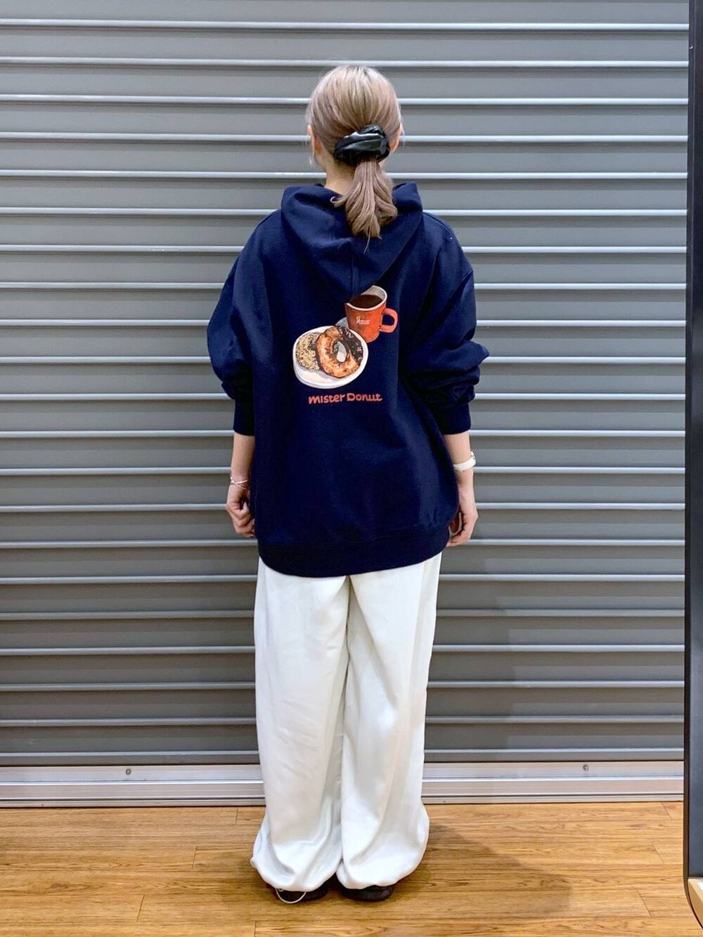 ブラック系のスニーカー、ホワイト系のその他パンツ、ホワイト系のトートバッグを着用したレディースの冬コーディネートの2枚目の写真