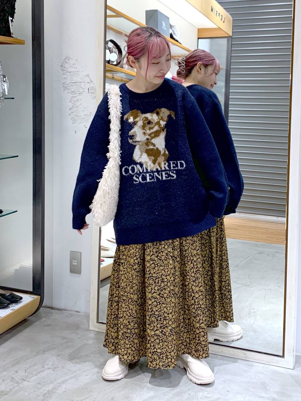 ホワイト系のショルダーバッグ、ホワイト系のブーツ、ブルー系のニット/セーターを着用したレディースの秋コーディネートの4枚目の写真