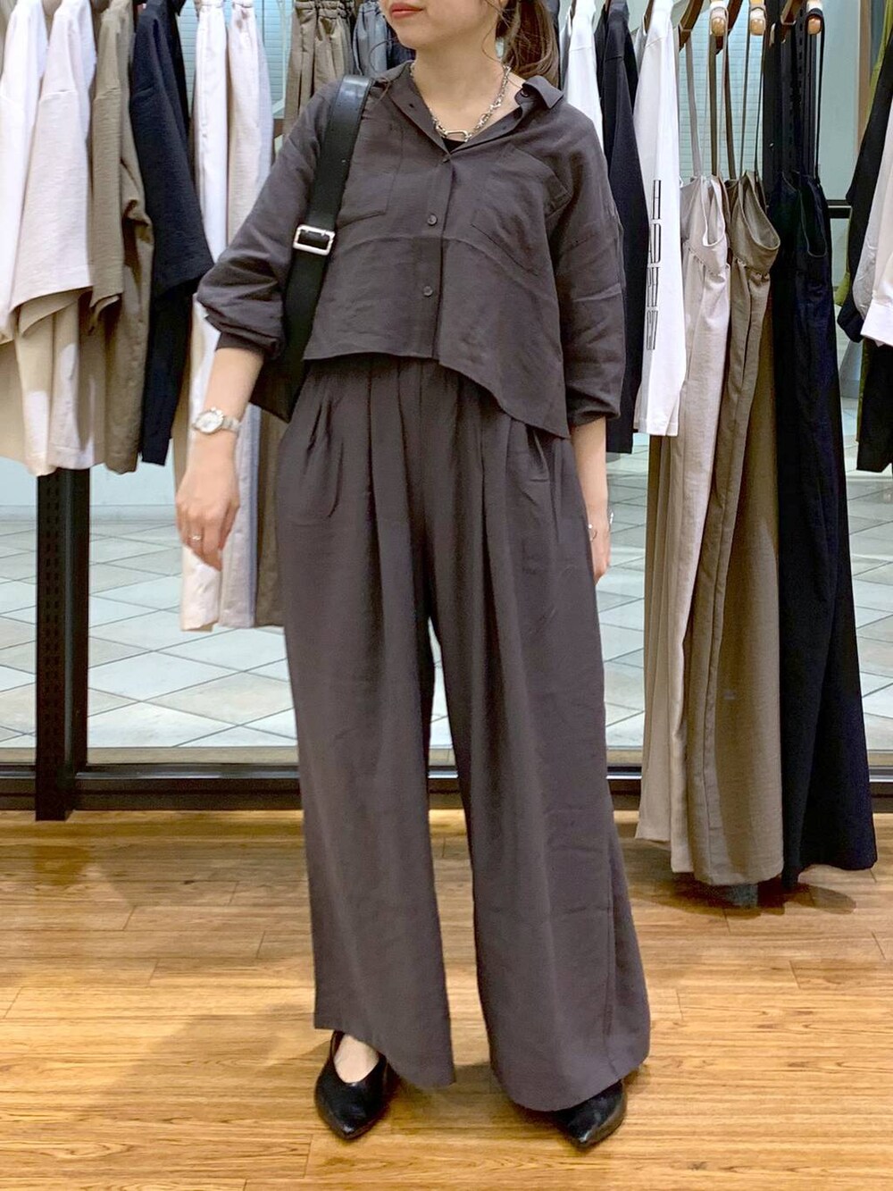 ブラック系のショルダーバッグ、ブラック系のパンプス、グレー系のその他パンツを着用したレディースの春コーディネートの7枚目の写真