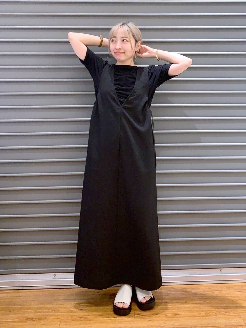 ホワイト系のショルダーバッグ、ホワイト系のサンダル、ブラック系のワンピースを着用したレディースの夏コーディネートの4枚目の写真