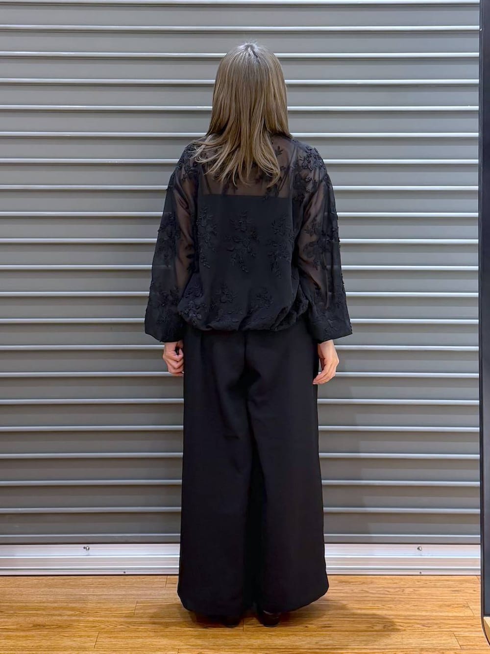 ブラック系のその他パンツ、ブラック系のボストンバッグ、ブラック系のキャミソールを着用したレディースの春コーディネートの2枚目の写真