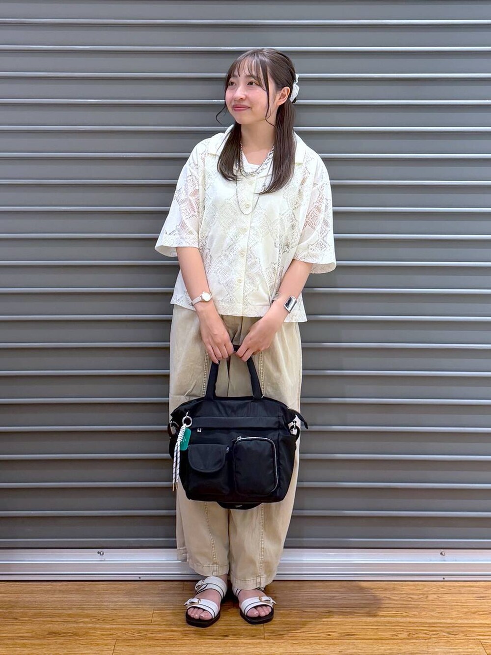 ホワイト系のシャツ/ブラウス、ブラック系のトートバッグ、ホワイト系のタンクトップを着用したレディースの夏コーディネートの5枚目の写真