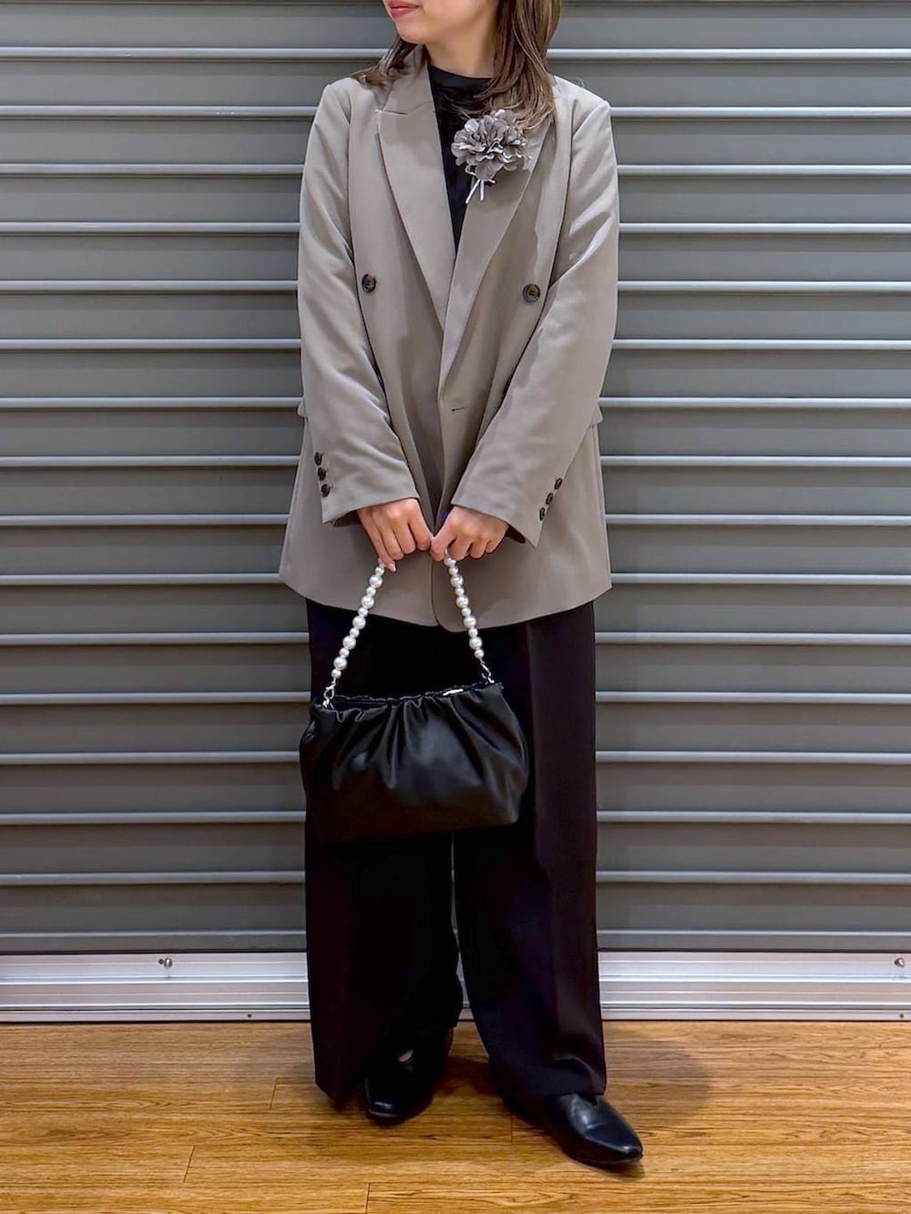 ブラック系のサロペット/オーバーオール、ブラウン系のテーラードジャケット、ブラック系のシャツ/ブラウスを着用したレディースの冬コーディネートの6枚目の写真