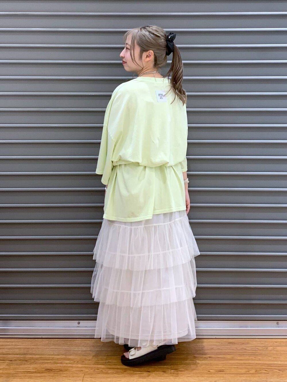 ホワイト系のサンダル、シルバー系のボディバッグ/ウエストポーチ、ホワイト系のスカートを着用したレディースの春コーディネートの3枚目の写真