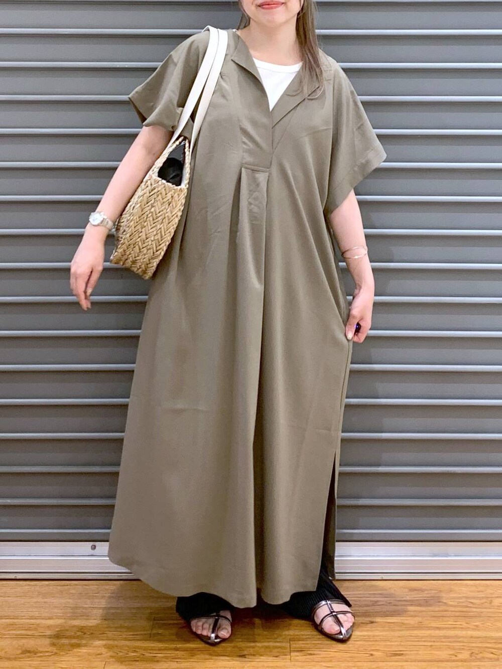 ブラウン系のワンピース、ホワイト系のタンクトップ、その他のサンダルを着用したレディースの夏コーディネートの6枚目の写真