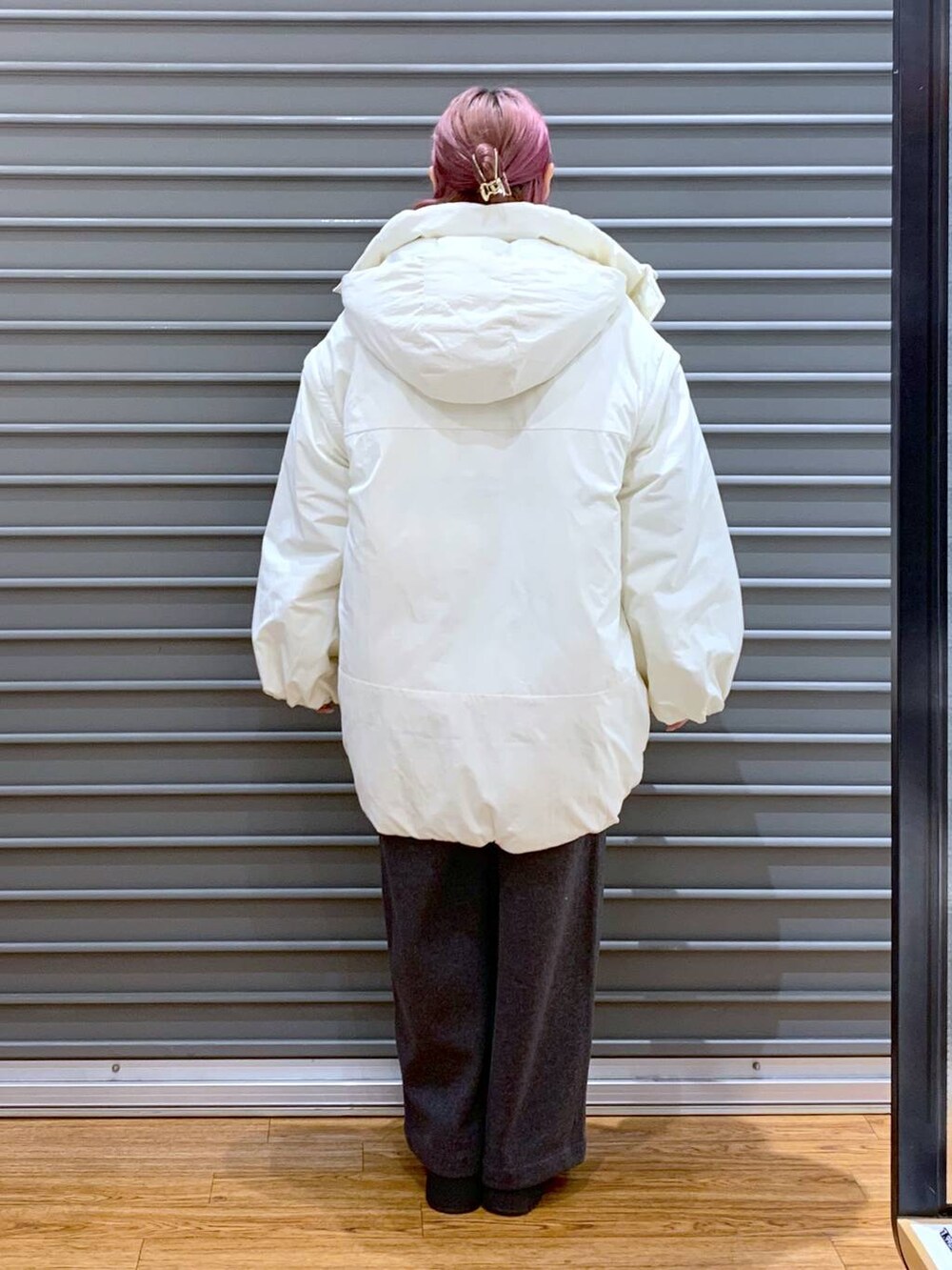 ホワイト系のダウンジャケット/コート、シルバー系のショルダーバッグ、レッド系のニット/セーターを着用したレディースの秋コーディネートの2枚目の写真