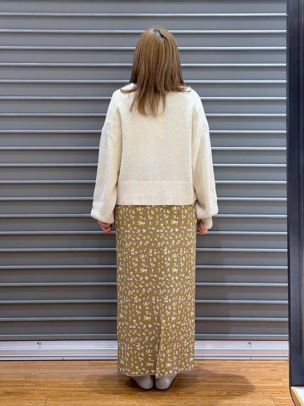 ホワイト系のTシャツ/カットソー、シルバー系のパンプス、ブラウン系のスカートを着用したレディースの春コーディネートの2枚目の写真