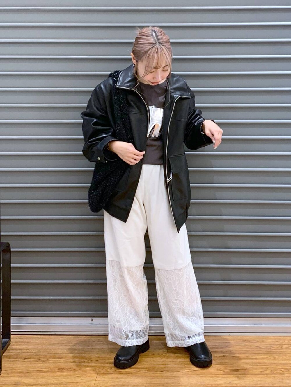 「ベーシック/シンプル、ドットエスティ秋コーデ、女子会、低身長、カジュアル、きれいめ、休日コーデ、楽ちんコーデ、きれいめカジュアル_LEPSIM、体型カバー、ラフ、LEPSIM、着痩せ・細見え、ゆったり、アウター」｜「LEPSIMのゼロかる厚底ブーツ　132390（ブーツ、ブラック系）」を使った、daharalepsimさん（レディース・151cm）の秋コーディネートの4枚目の写真