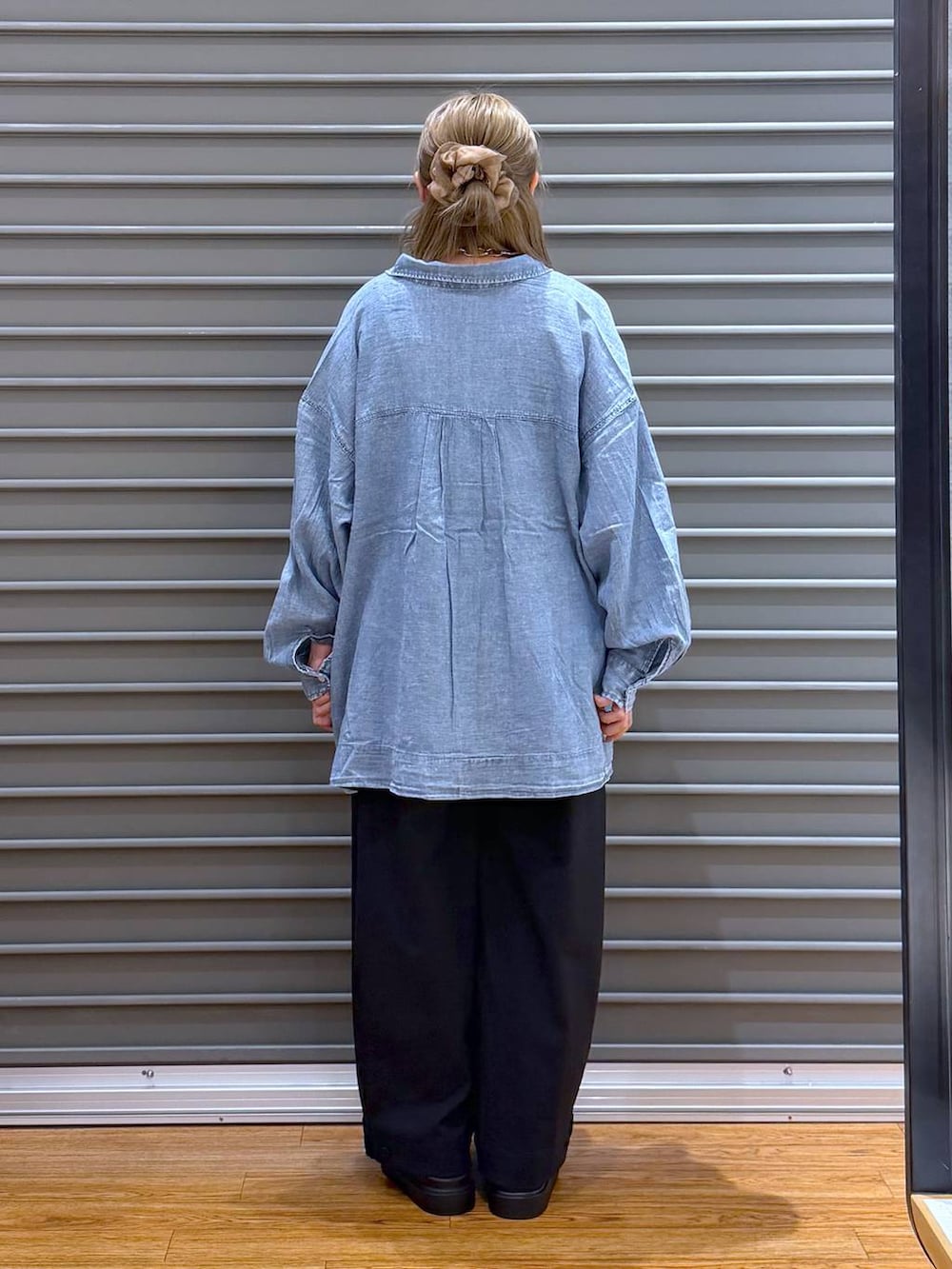 ブラック系のショルダーバッグ、ホワイト系のサンダル、グレー系のその他パンツを着用したレディースの夏コーディネートの2枚目の写真