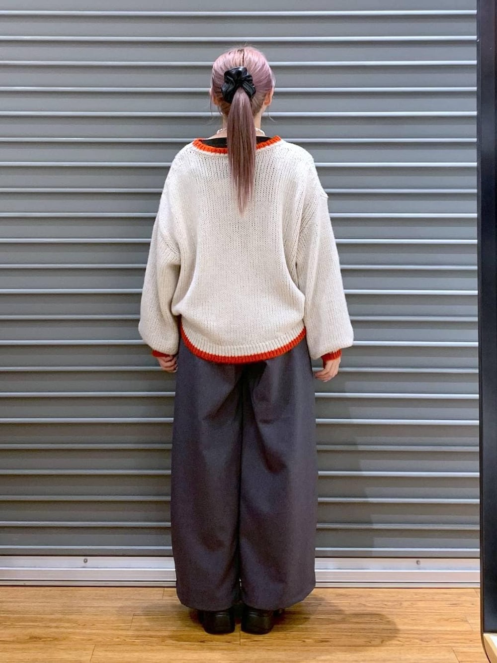 ブラック系のブーツ、ブラウン系のトートバッグ、グレー系のその他パンツを着用したレディースの冬コーディネートの2枚目の写真