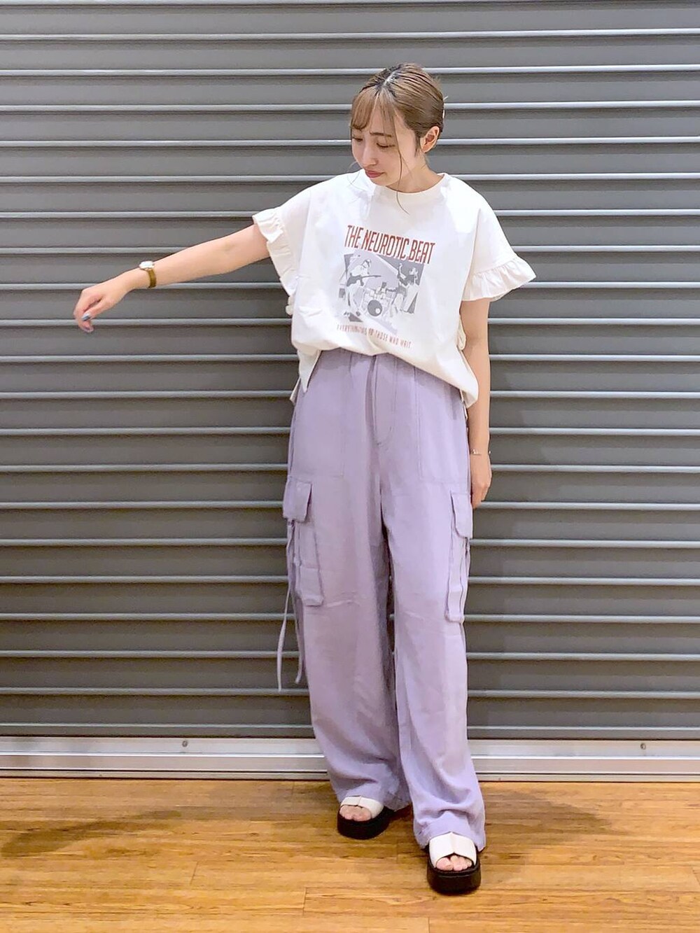 ホワイト系のTシャツ/カットソー、ホワイト系のサンダル、パープル系のカーゴパンツを着用したレディースの夏コーディネートの3枚目の写真