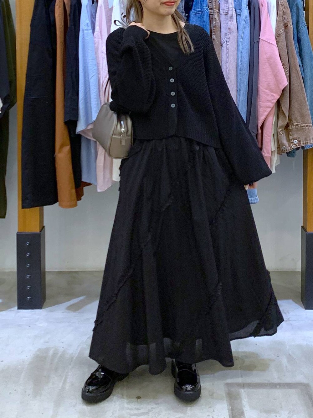 ブラック系のカーディガン/ボレロ、その他のショルダーバッグ、ブラック系のローファーを着用したレディースの春コーディネートの8枚目の写真