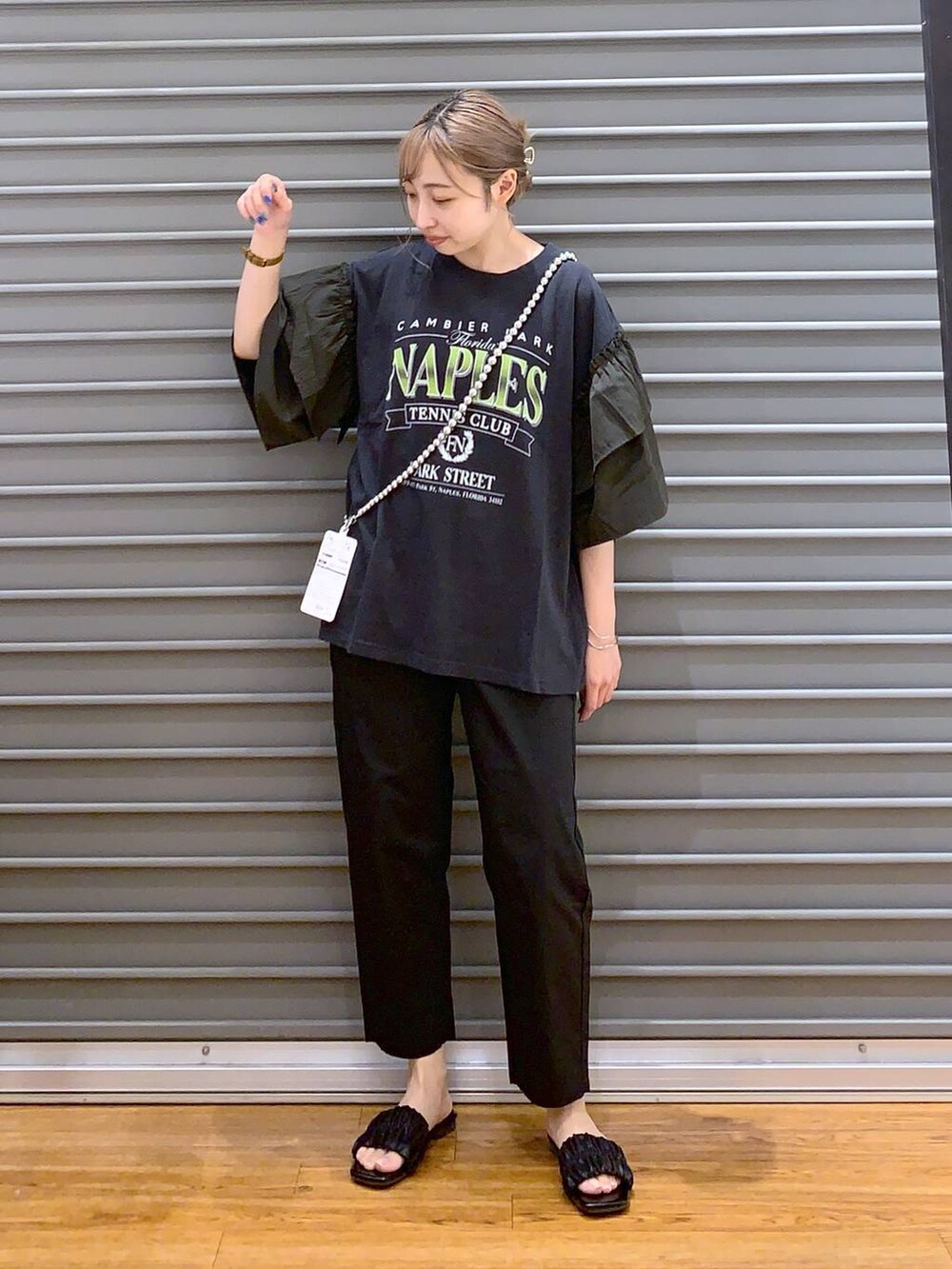 ブラック系のその他パンツ、ブラック系のサンダル、ブラック系のTシャツ/カットソーを着用したレディースの夏コーディネートの5枚目の写真