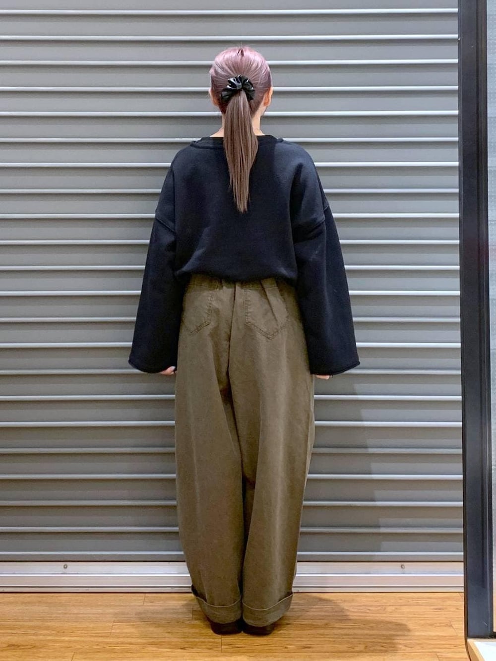 ブラック系のその他トップス、ブラック系のTシャツ/カットソー、ブラック系のブーツを着用したレディースの冬コーディネートの2枚目の写真