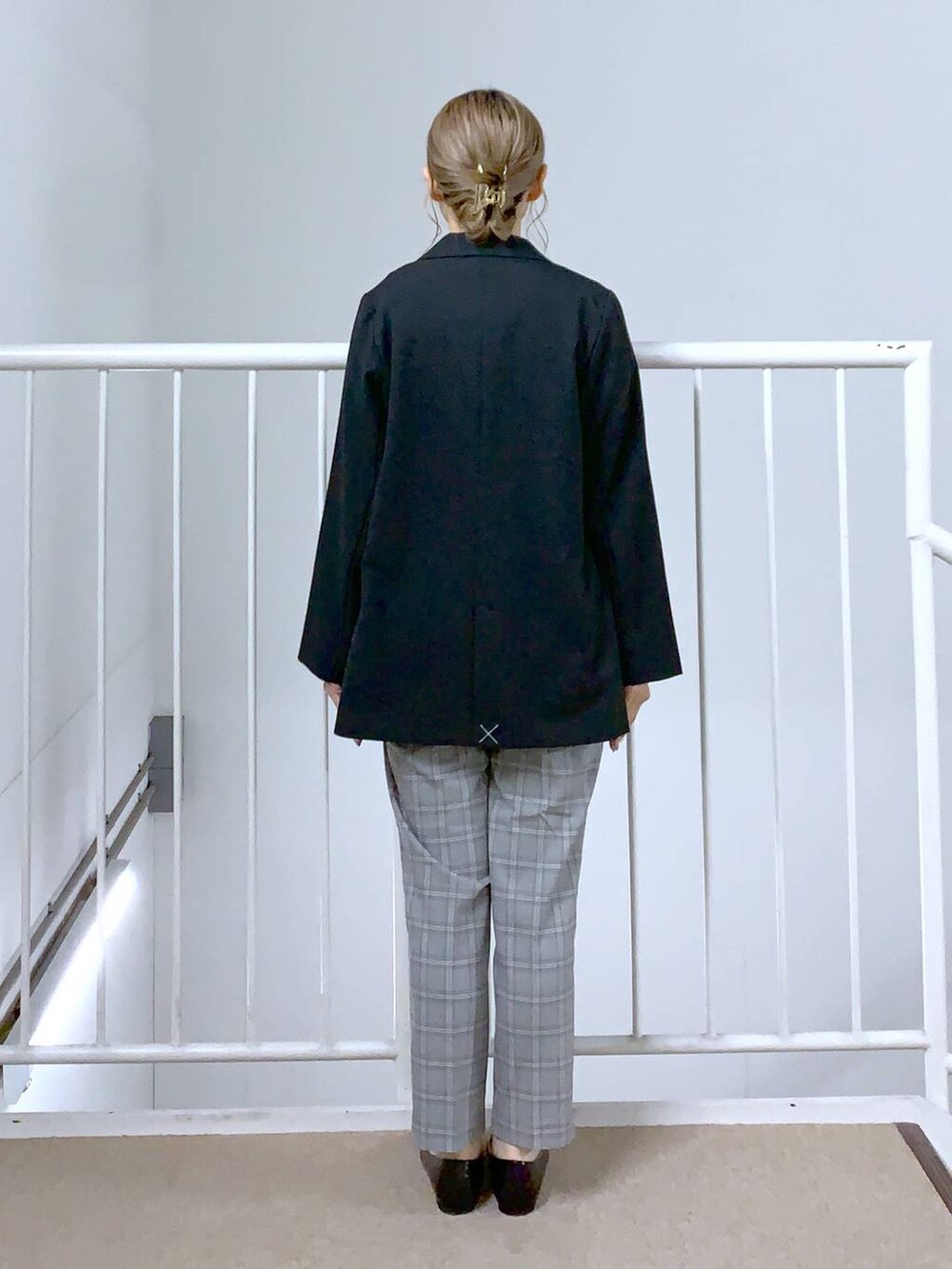 グレー系のその他パンツ、ブラック系のパンプス、グレー系のテーラードジャケットを着用したレディースの秋コーディネートの2枚目の写真