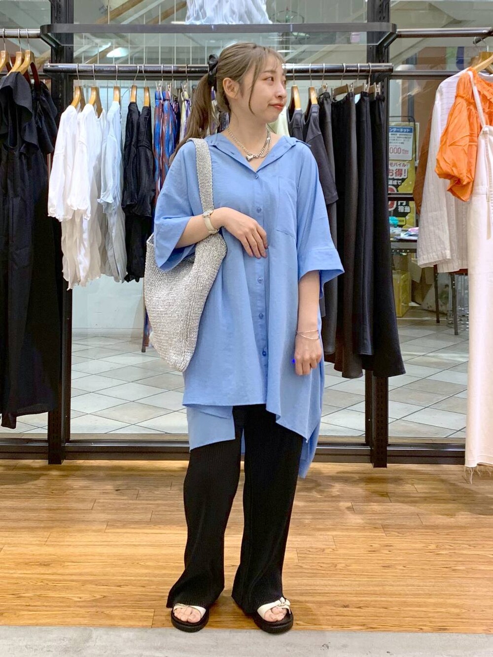 ブルー系のシャツ/ブラウス、ホワイト系のサンダル、ブラック系のその他パンツを着用したレディースの夏コーディネートの5枚目の写真
