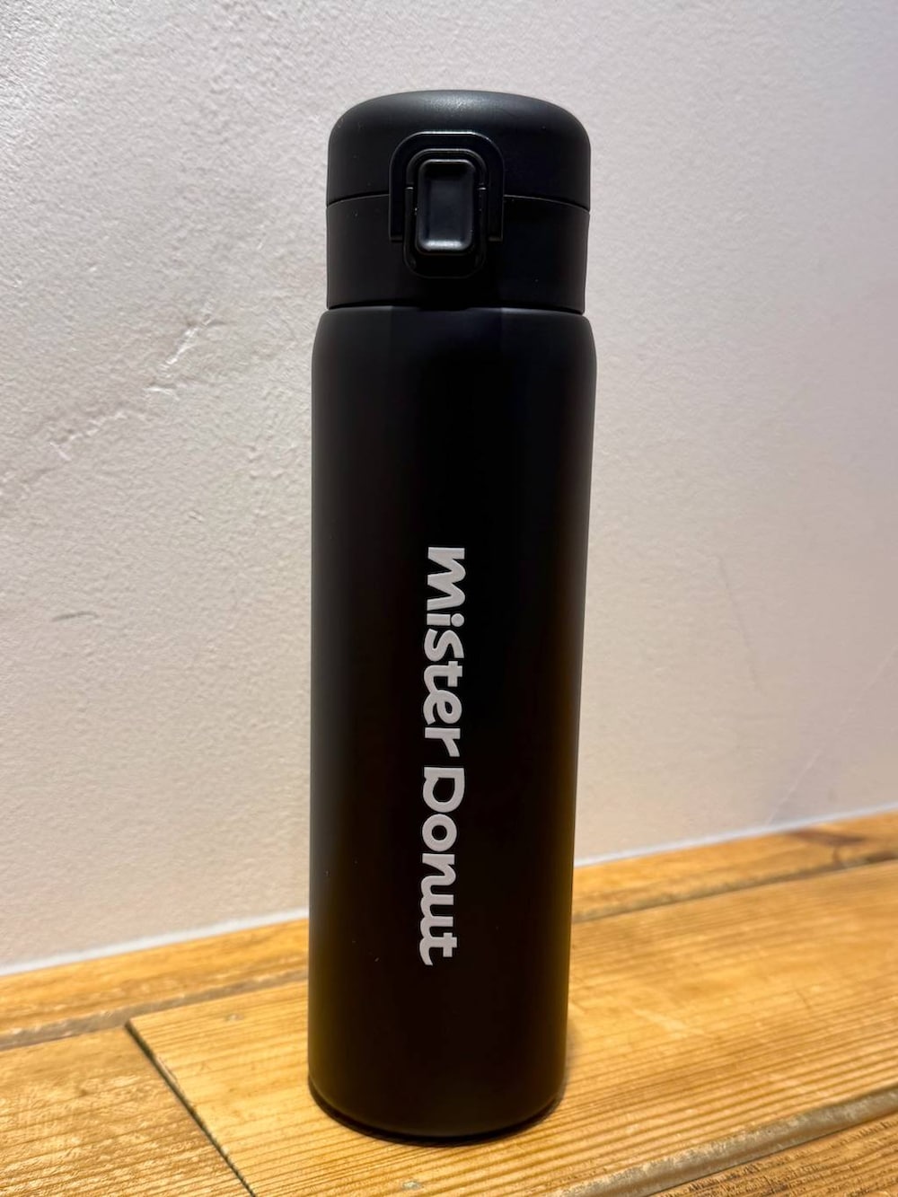 ピンク系のキーホルダー、ブラウン系のキーホルダー、ベージュ系のポーチを着用したレディースの冬コーディネートの6枚目の写真