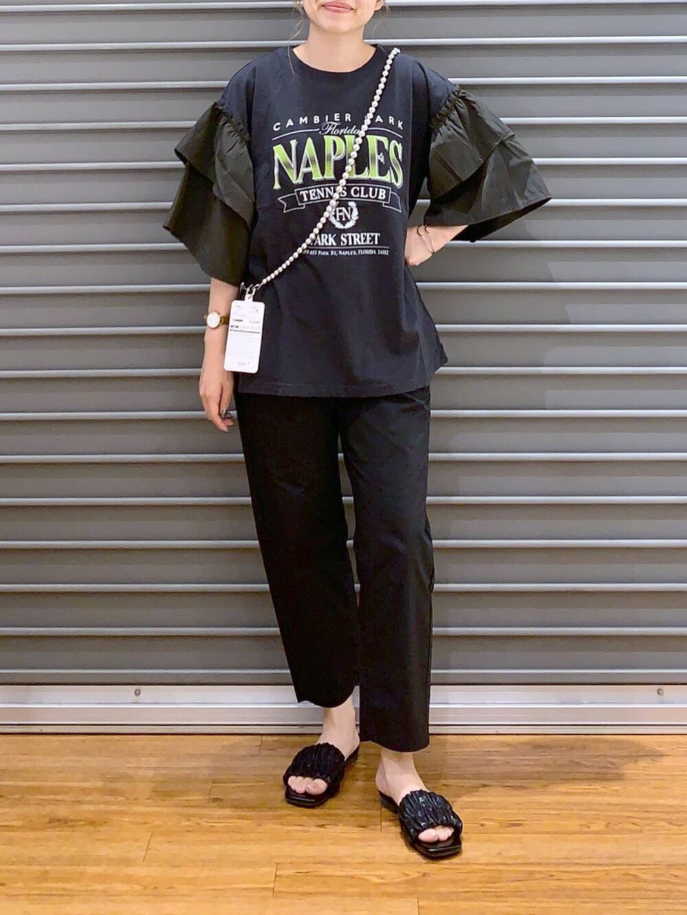 ブラック系のその他パンツ、ブラック系のサンダル、ブラック系のTシャツ/カットソーを着用したレディースの夏コーディネートの4枚目の写真