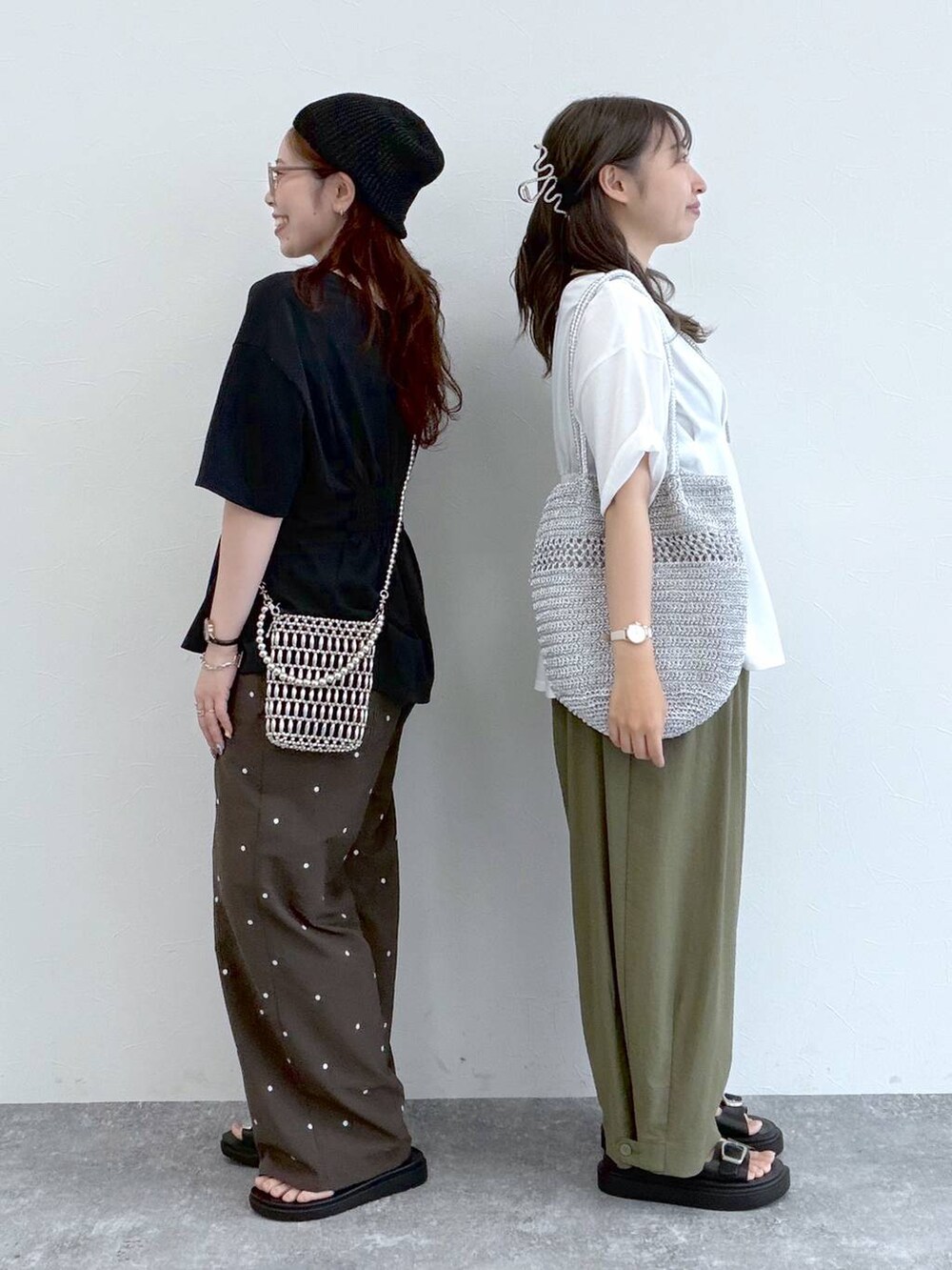 ブラック系のサンダル、グリーン系のその他パンツ、シルバー系のショルダーバッグを着用したレディースの夏コーディネートの3枚目の写真