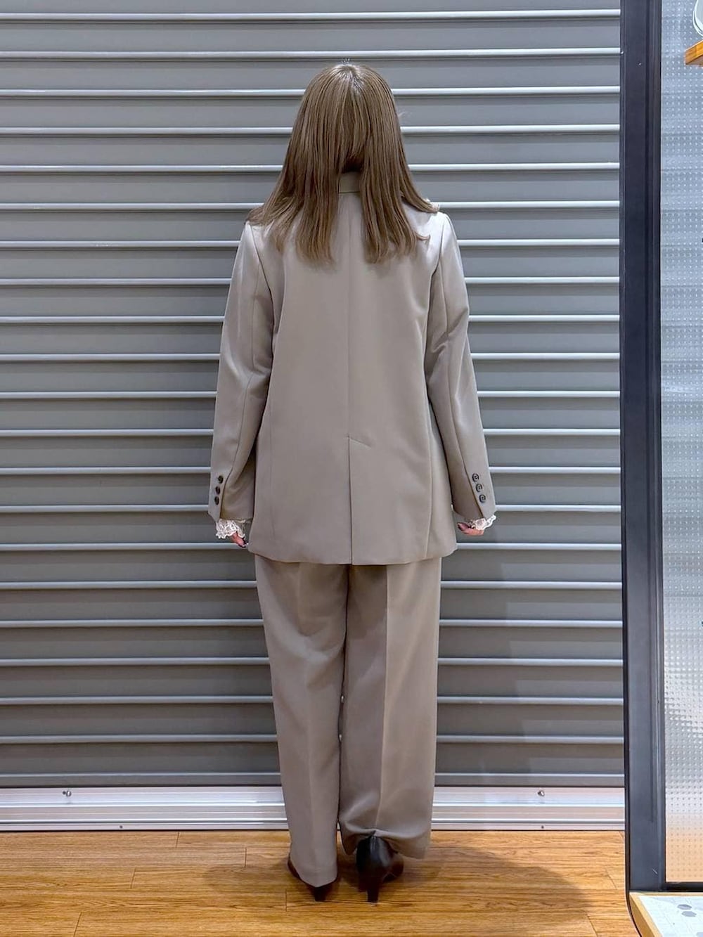 ブラウン系のその他パンツ、ブラウン系のテーラードジャケット、ホワイト系のTシャツ/カットソーを着用したレディースの冬コーディネートの2枚目の写真