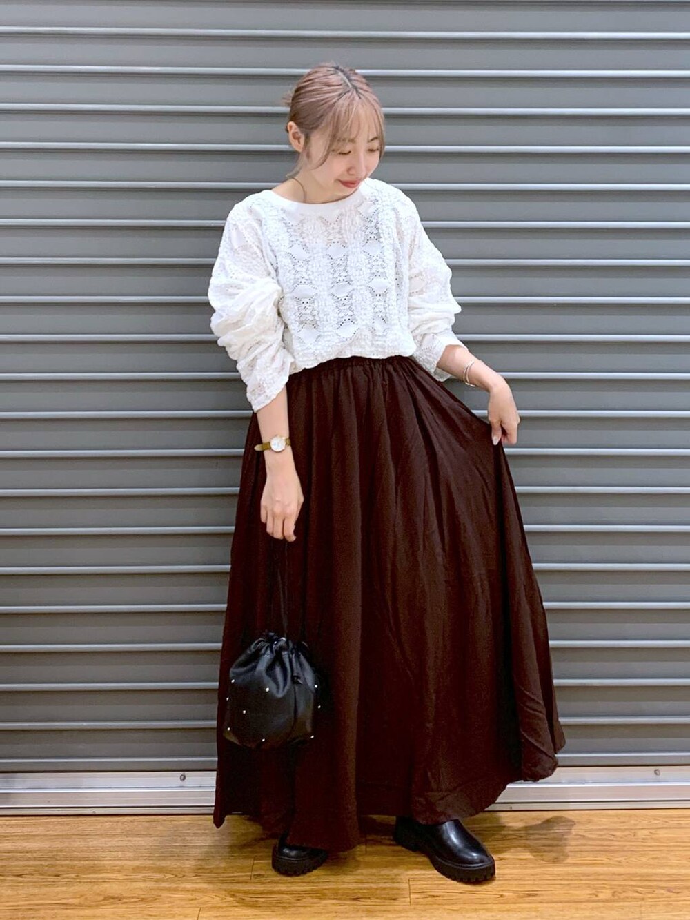 ホワイト系のTシャツ/カットソー、ブラウン系のスカート、ブラック系のショルダーバッグを着用したレディースの秋コーディネートの3枚目の写真