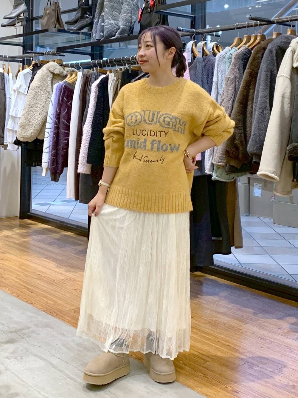 ブラウン系のその他アウター、ブラック系のショルダーバッグ、イエロー系のニット/セーターを着用したレディースの冬コーディネートの5枚目の写真