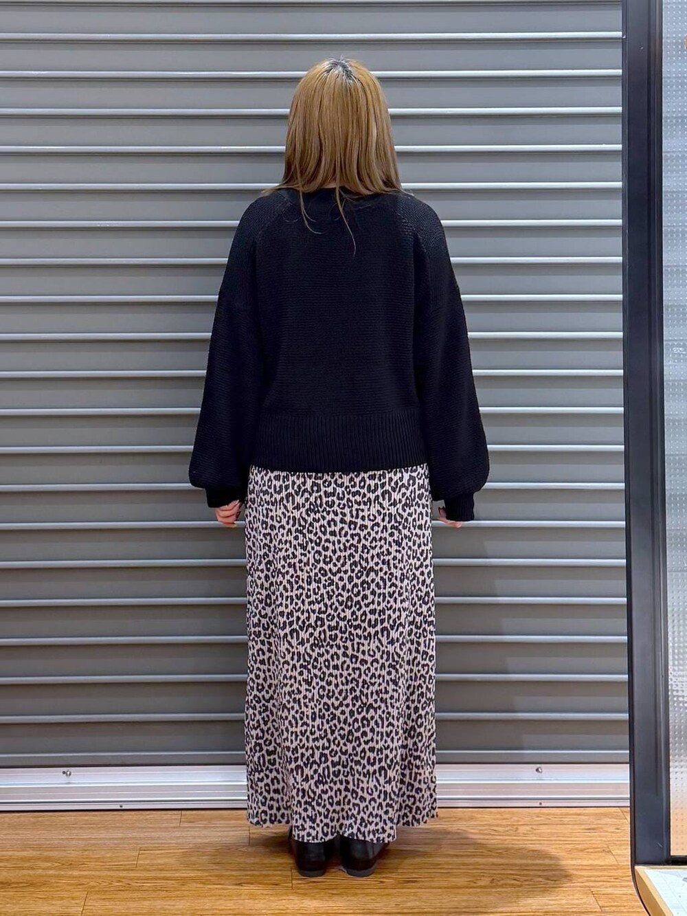 その他のトートバッグ、ブラック系のカーディガン/ボレロ、ブラック系のパンプスを着用したレディースの春コーディネートの2枚目の写真