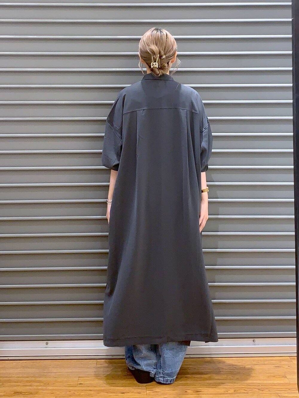 ホワイト系のタンクトップ、ブラック系のショルダーバッグ、グレー系のワンピースを着用したレディースの秋コーディネートの2枚目の写真