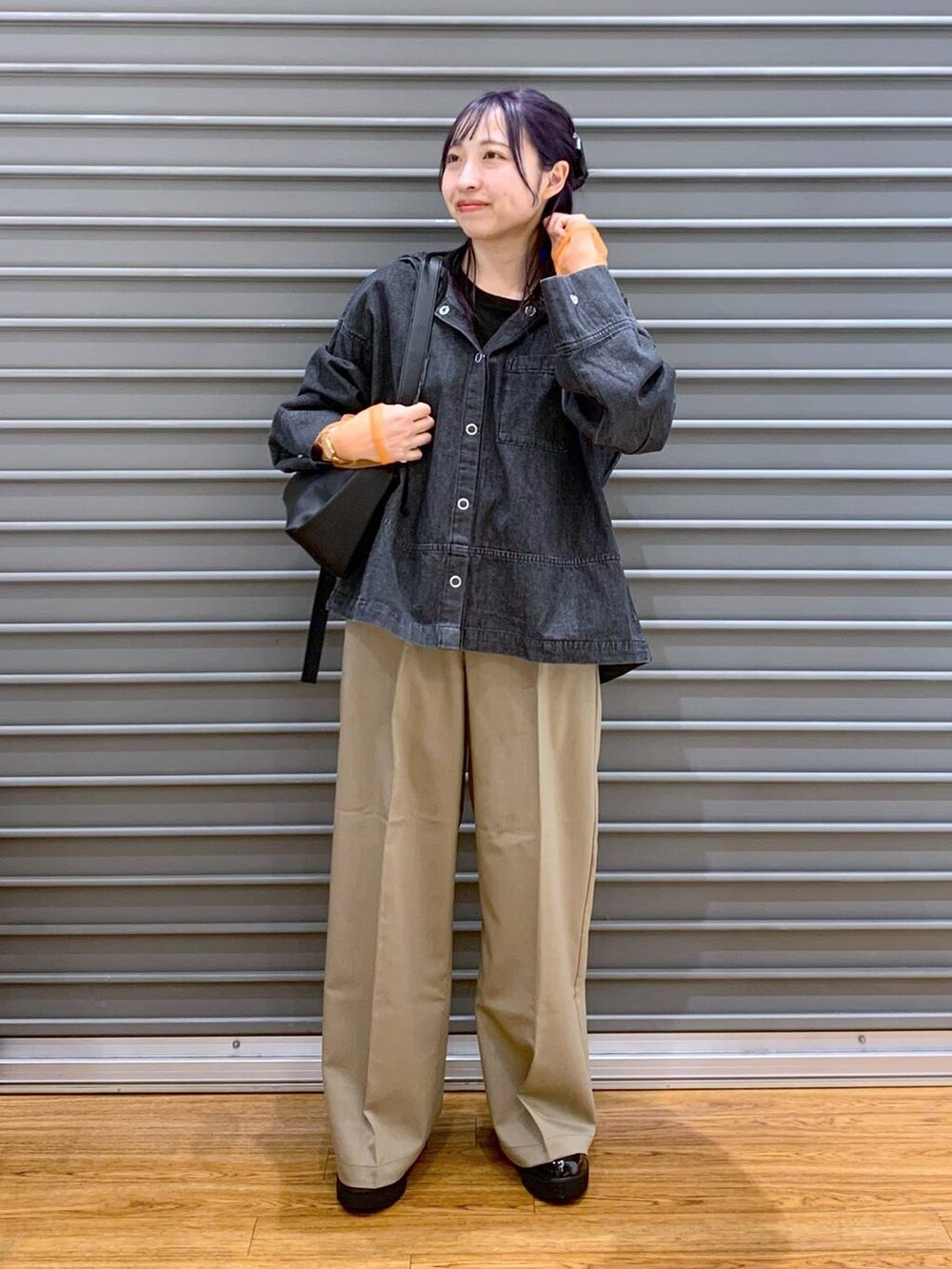 ブラック系のTシャツ/カットソー、ブラック系のショルダーバッグ、ブラック系のローファーを着用したレディースの春コーディネートの6枚目の写真